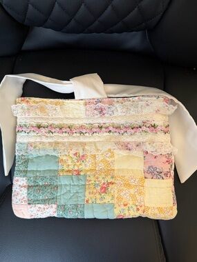 Patchwork Floral Quilt-Print Book Sleeve
